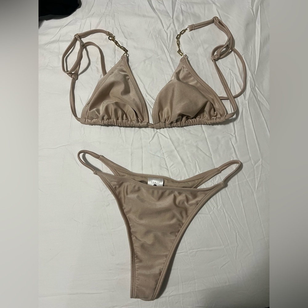 Light beige shimmer bikini with chain strap